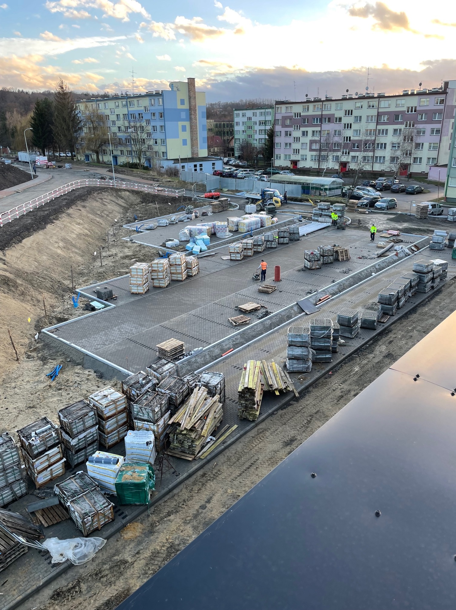 Wykonanie parkingu z kostki brukowej i chodników wokół szkoły z kostki granitowej.