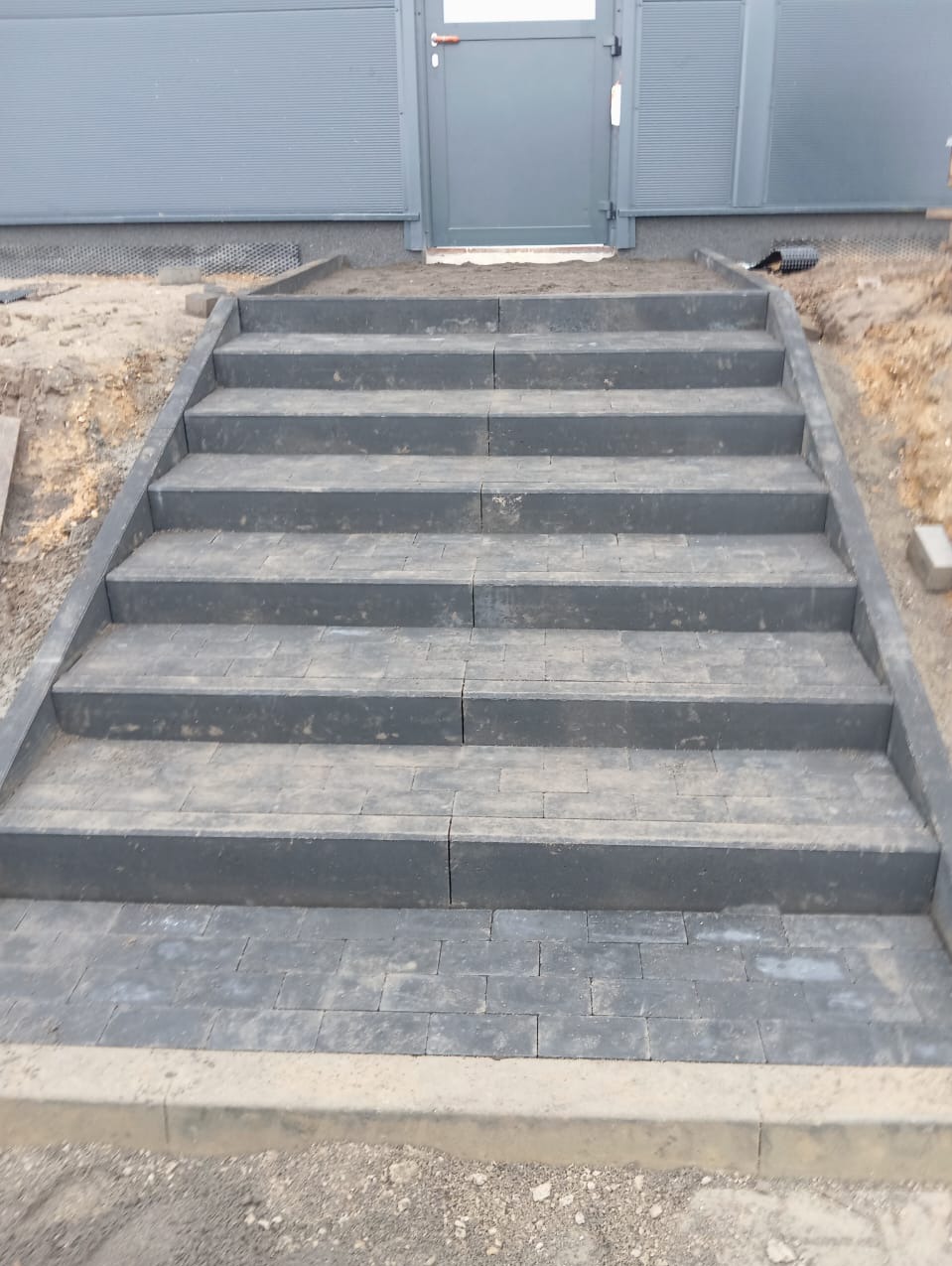 Schody z elementów brukowych.
