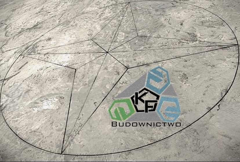 Szara, betonowa powierzchnia z wyrysowanym okręgiem i gwiazdą. W rogu logo firmy budowlanej z napisem 'Budownictwo'. Nietypowe ujęcie z góry.