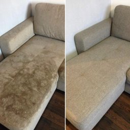 Włodzimierz Czypczew - Beżowa sofa modułowa: widok przed i po czyszczeniu. Po lewej stronie widoczne silne zabrudzenia, po prawej - czysta tapicerka. Ujęcie z góry, parkiet w tle.