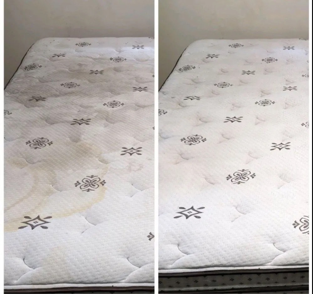 Materac z widocznym efektem prania: po lewej stronie plama, po prawej czysta powierzchnia z wzorem. Ukazane porównanie przed i po czyszczeniu.