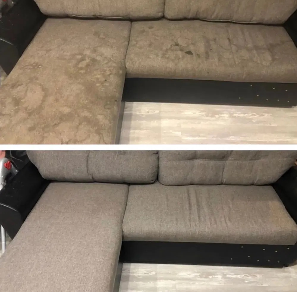 Zdjęcie narożnika tapicerowanego w układzie 'przed i po' czyszczeniu. Widoczne wyraźne różnice w wyglądzie tkaniny, usunięte plamy i zabrudzenia. Jasne tło.