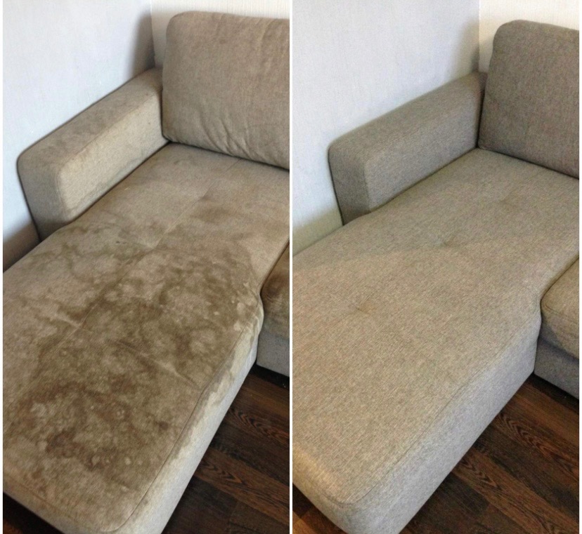 Beżowa sofa modułowa: widok przed i po czyszczeniu. Po lewej stronie widoczne silne zabrudzenia, po prawej - czysta tapicerka. Ujęcie z góry, parkiet w tle.