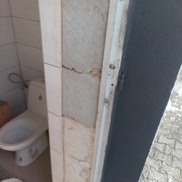 Nacięcia pionowe płytek ( przygotowanie pod murowanie)