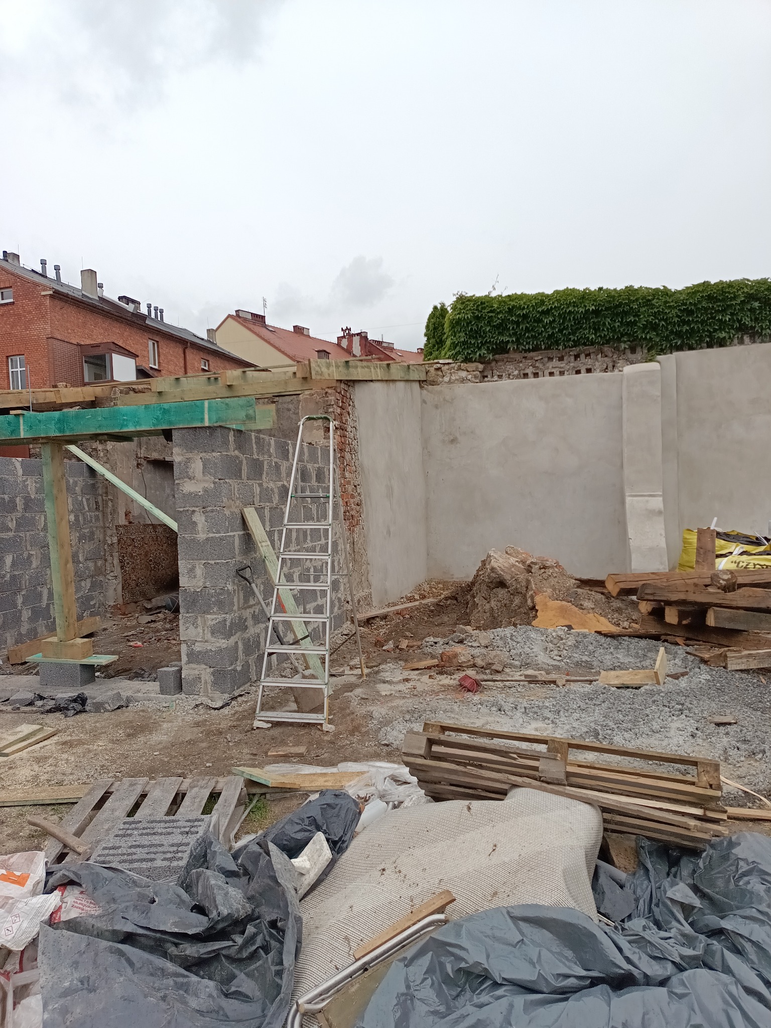 Po odbudowie i tynkowaniu ścian oraz przygotowanie do zalania nadproża i budowy dachu