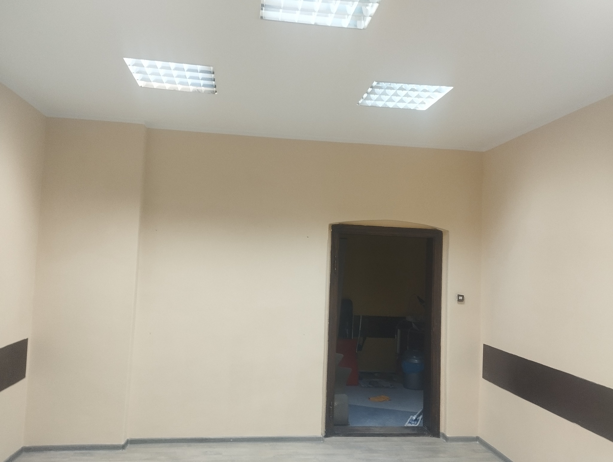 Po naprawie ubytków i pomalowanie na gotowo - jasny beż