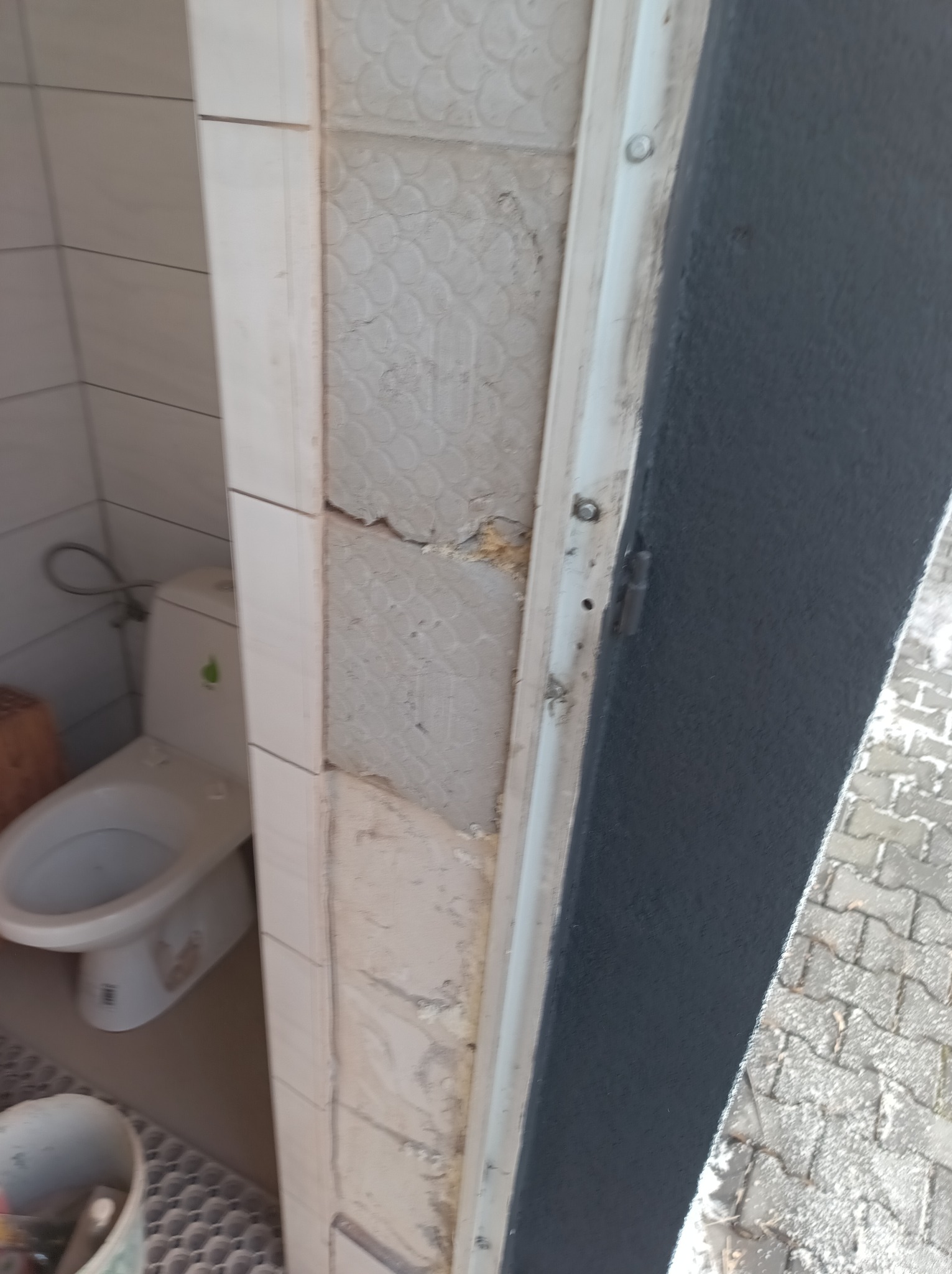 Nacięcia pionowe płytek ( przygotowanie pod murowanie)