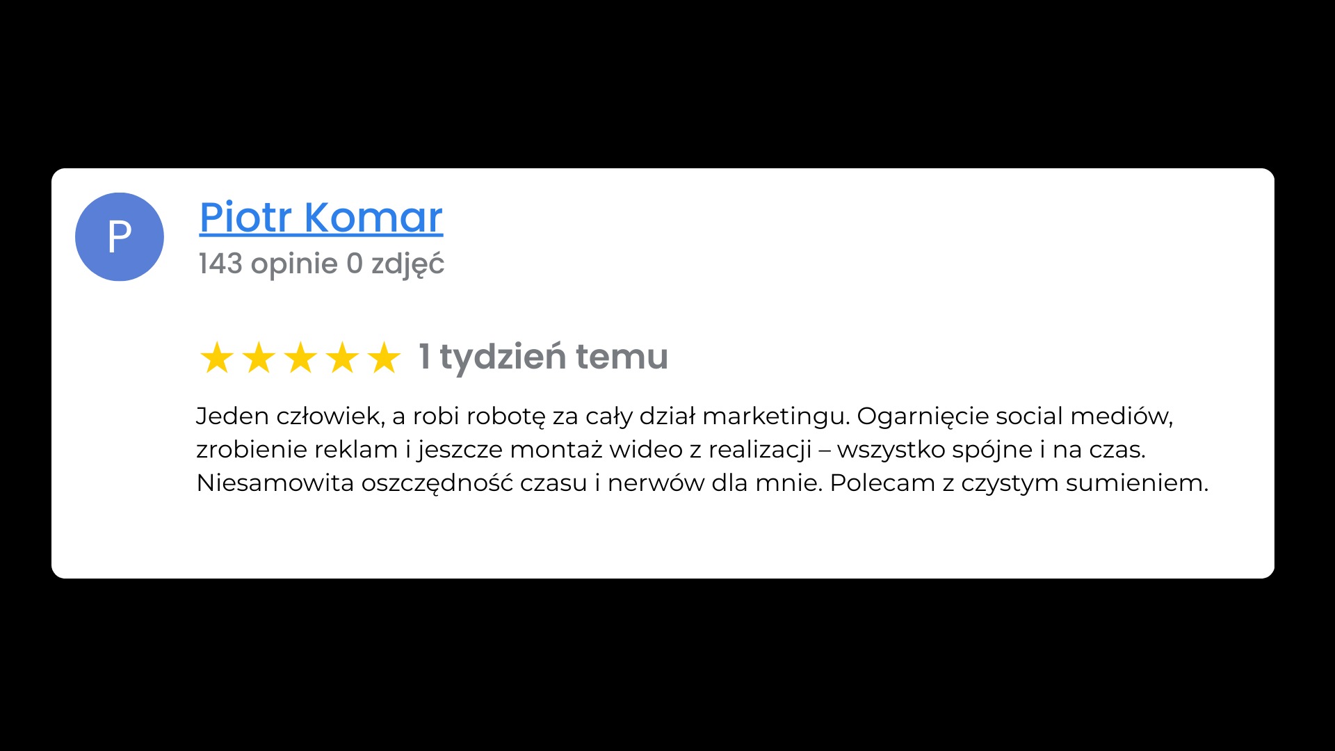 Pozytywna opinia klienta 'Piotr Komar' z oceną 5 gwiazdek, chwaląca kompleksową obsługę marketingową, w tym social media i montaż wideo. Tekst na białym tle.