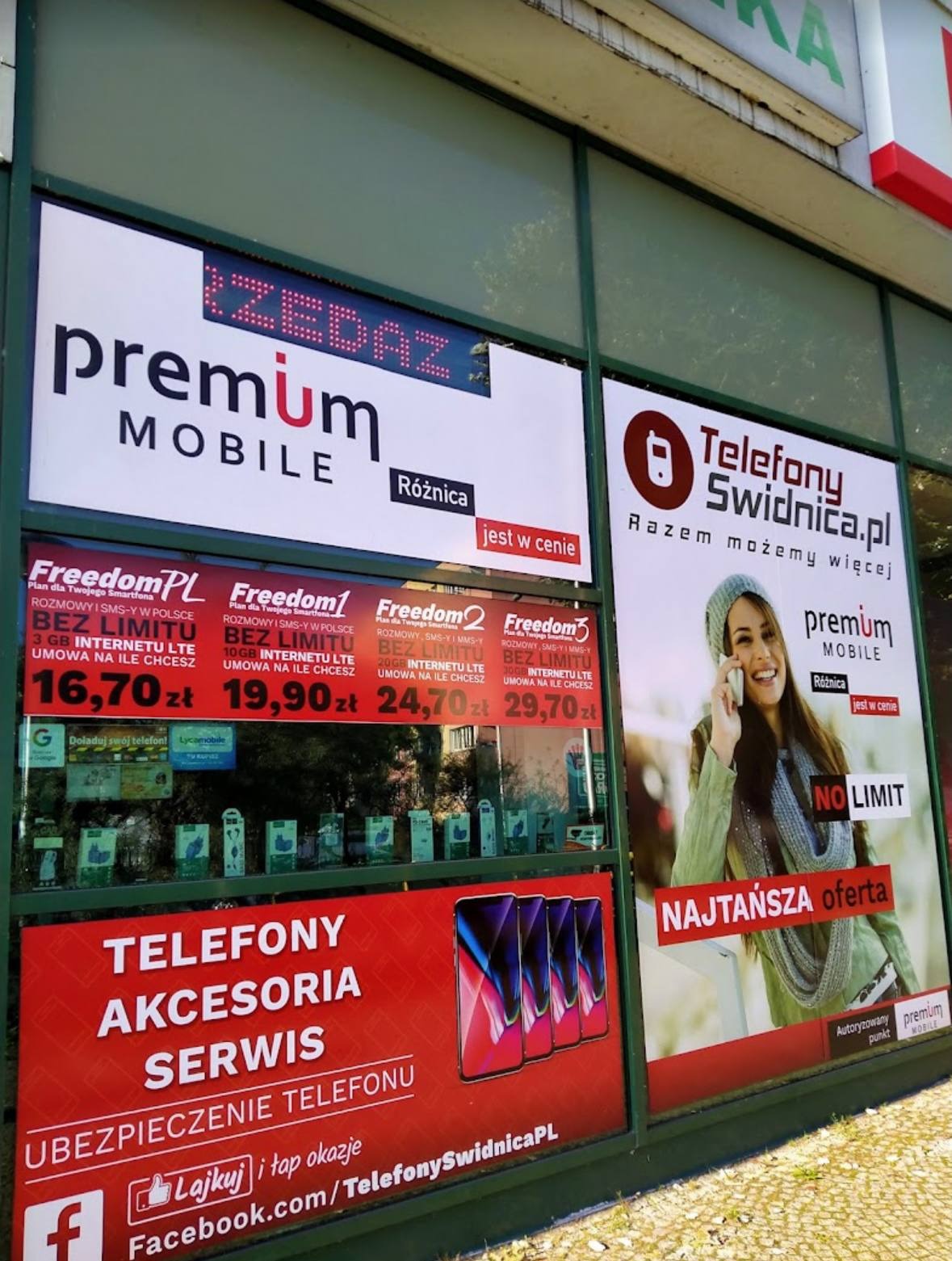 Witryna salonu telefonów komórkowych z ofertami abonamentów i akcesoriów. Reklama 'Telefony Swidnica.pl' z uśmiechniętą kobietą. Promocje na abonamenty.