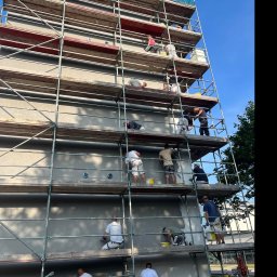 wykonanie tynku silikonowego, ręcznie zacierany plastikową pacą, nakładany metalowymi blachami z wiader