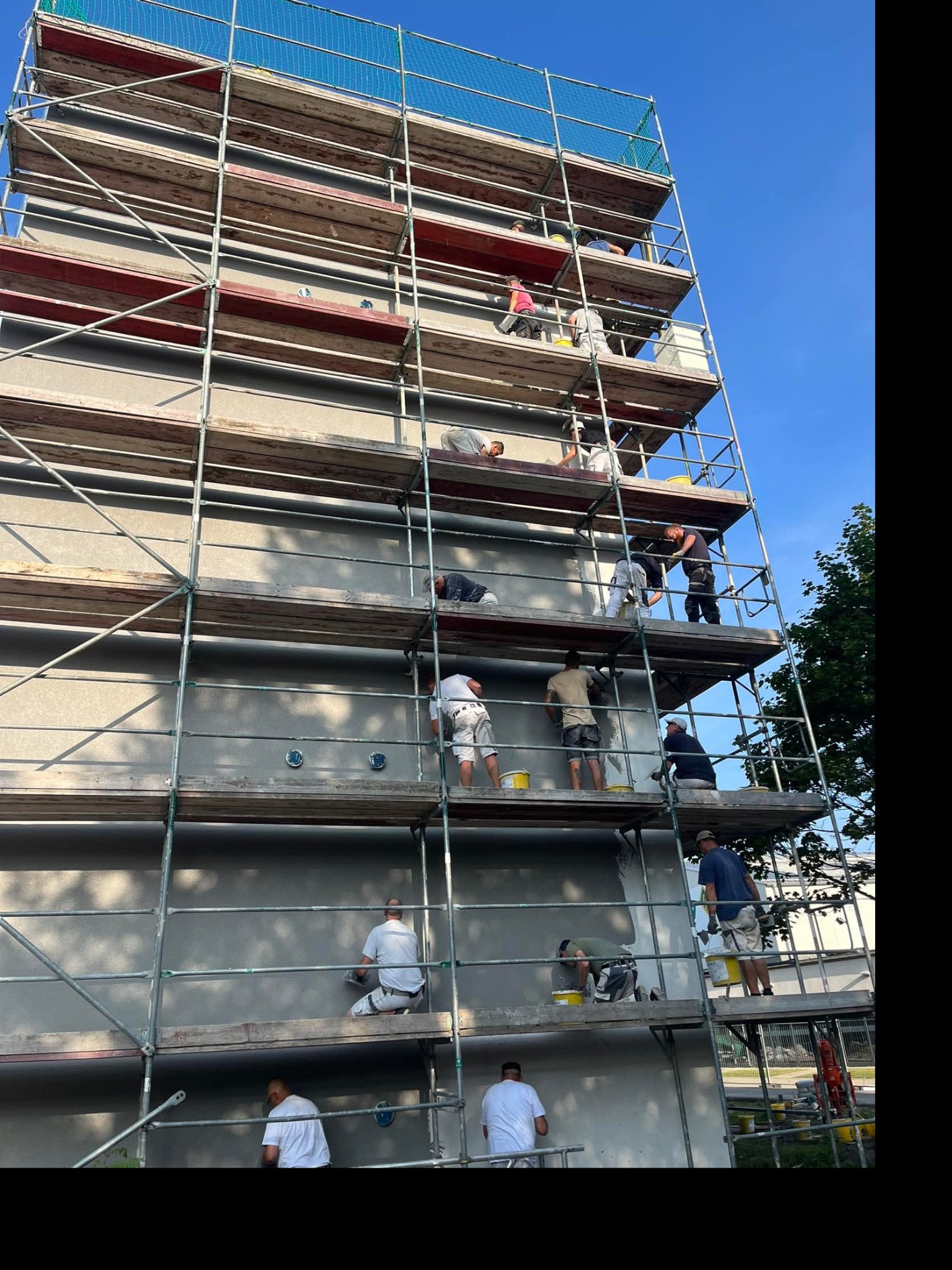 wykonanie tynku silikonowego, ręcznie zacierany plastikową pacą, nakładany metalowymi blachami z wiader