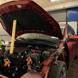 Płyn wspomagania kierownicy
Wielu kierowców o nim zapomina, a on również się starzeje.
 Wymiana poprawia działanie układu i zmniejsza ryzyko awarii pompy.
