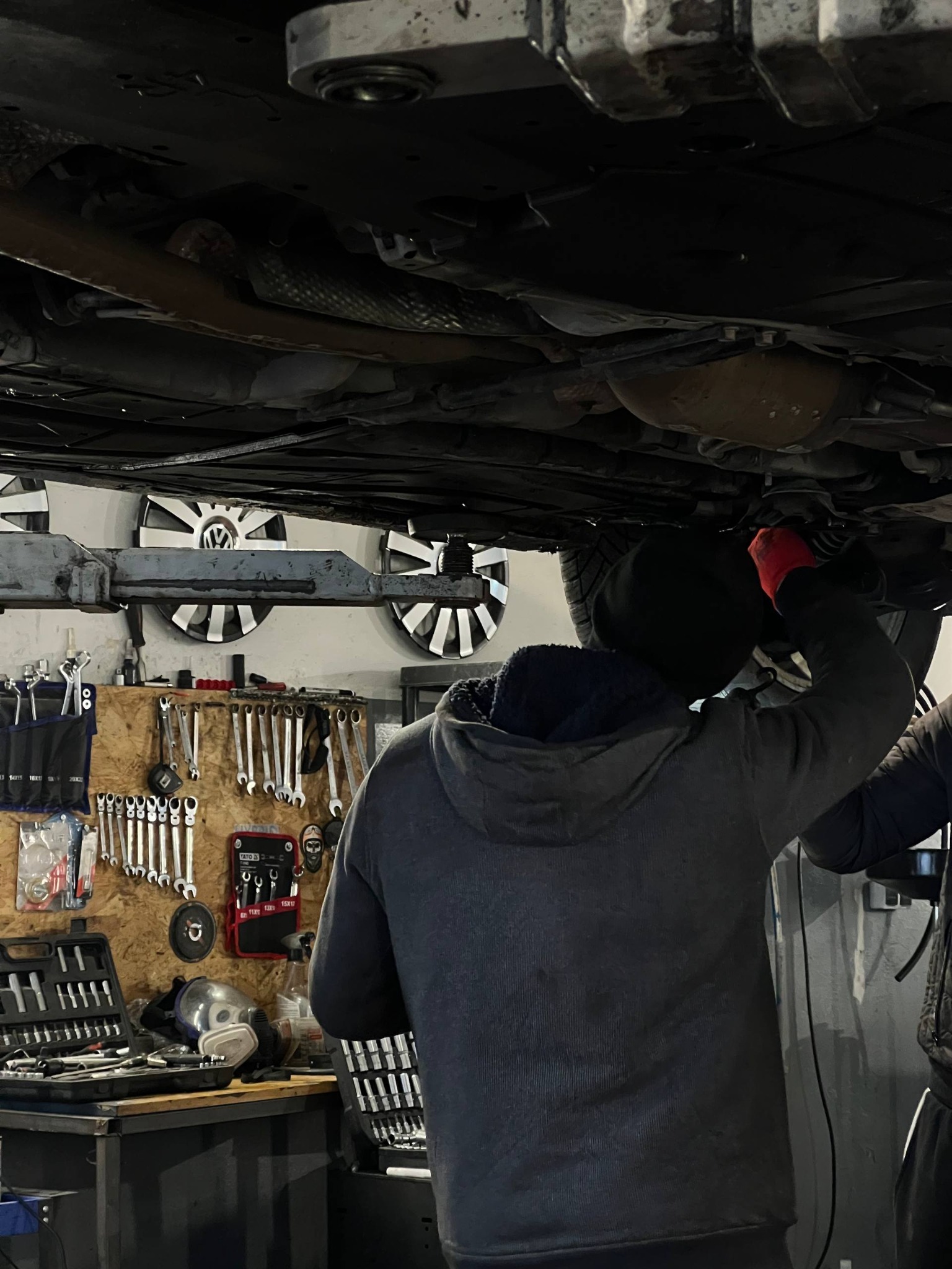 Szum z koła? Najczęściej winne jest łożysko. Im szybciej je wymienisz, tym mniejsze ryzyko poważnej awarii.