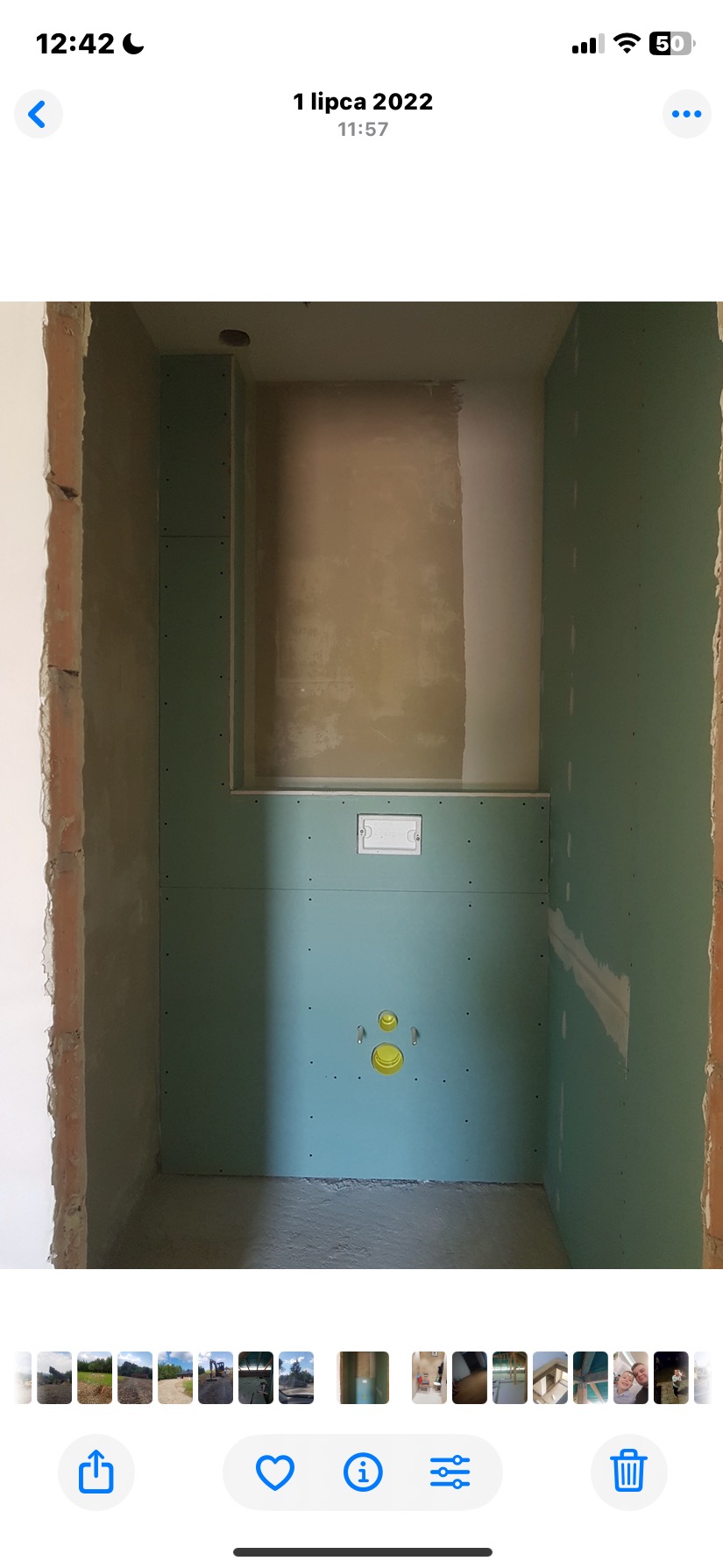 Łazienka w trakcie remontu: ściany obłożone płytami kartonowo-gipsowymi w kolorze zielonym, widoczne otwory na instalacje. Surowy stan, przygotowanie do dalszych prac.