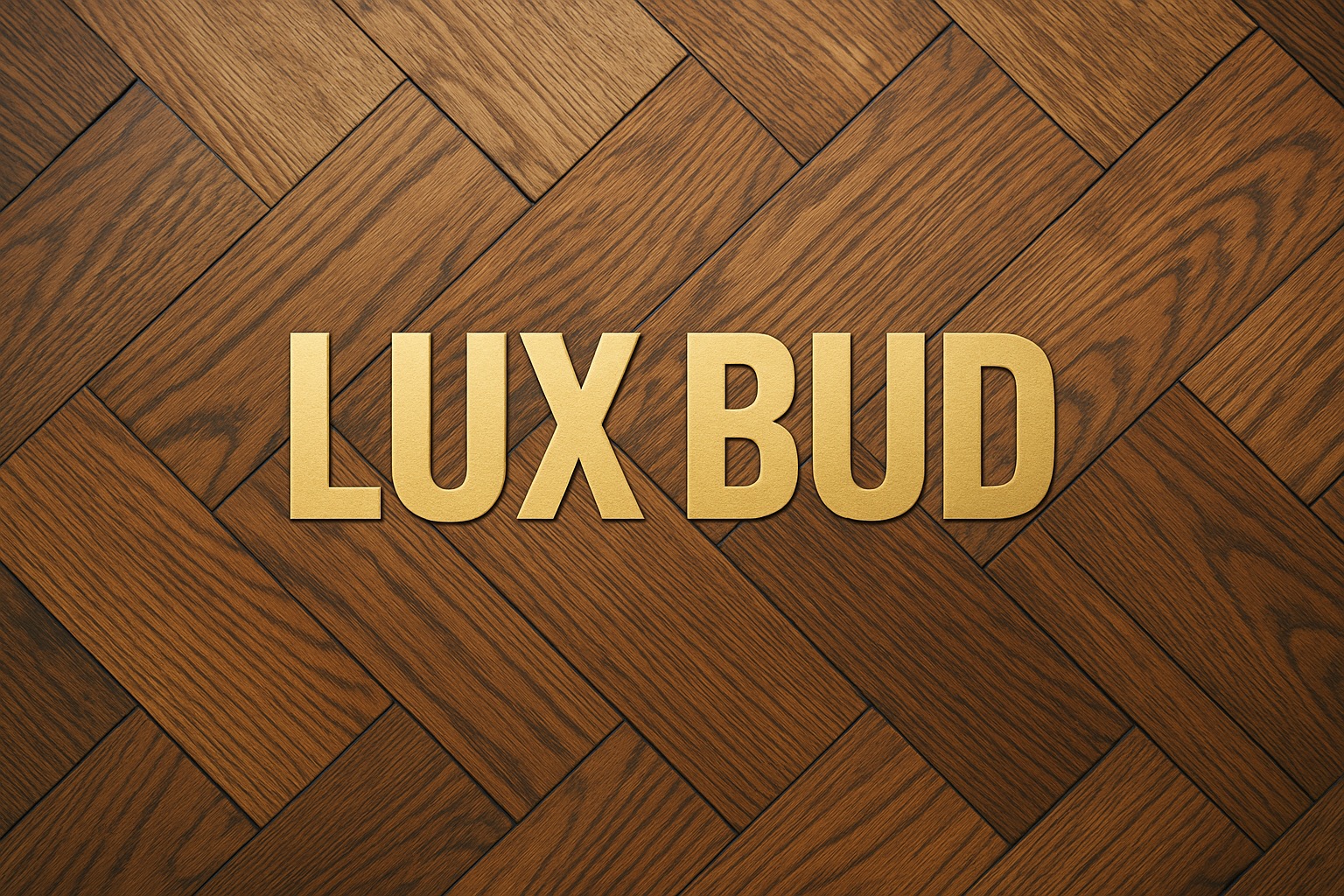 Parkiet ułożony we wzór jodełki z napisem 'LUX BUD' w złotym kolorze. Ciepłe oświetlenie podkreśla strukturę drewna. Elegancki i nowoczesny design podłogi.