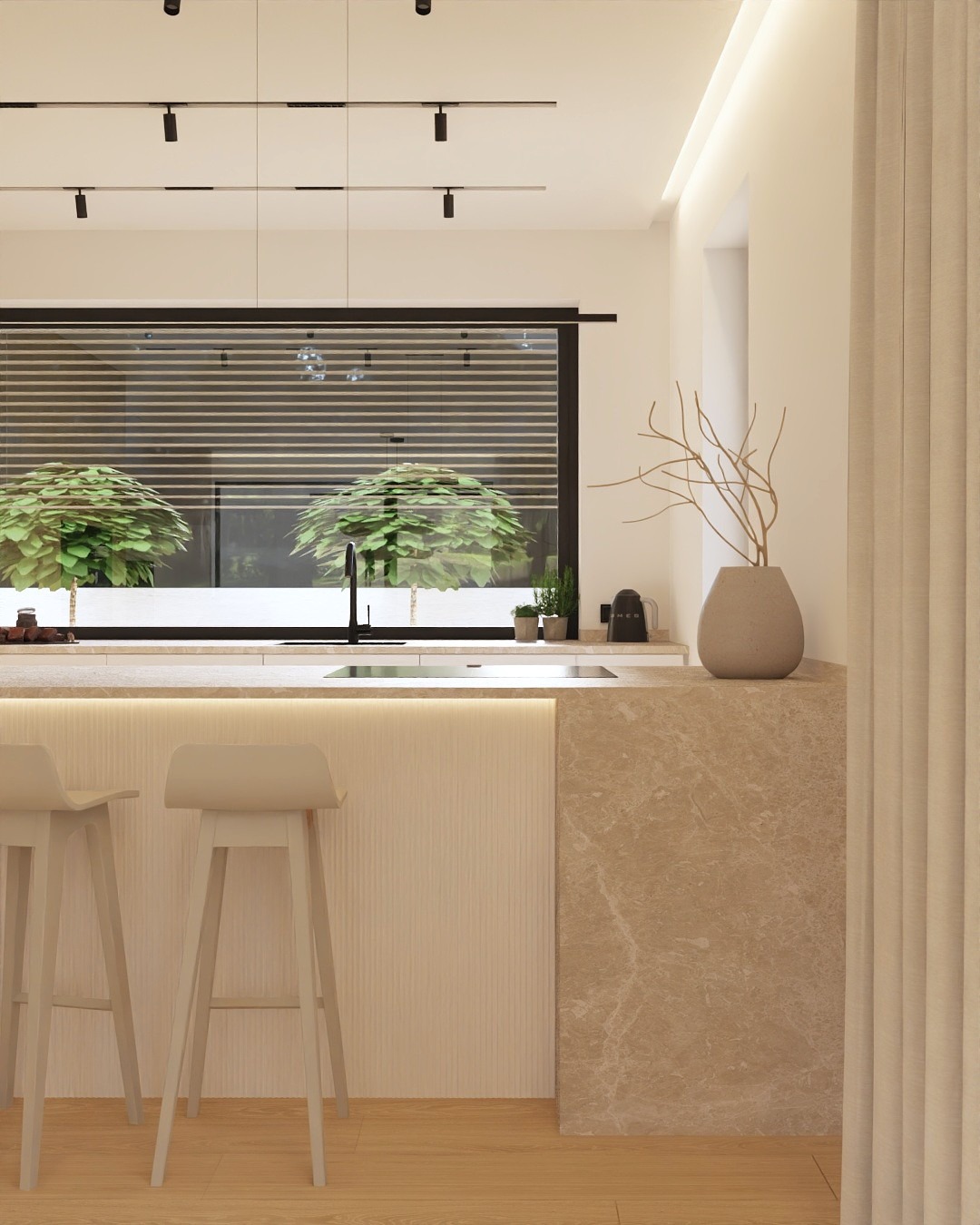 Jasna kuchnia z wyspą, minimalistyczne krzesła barowe, okno z żaluzjami i widokiem na zieleń. Oświetlenie punktowe i dekoracyjny wazon z gałązkami.