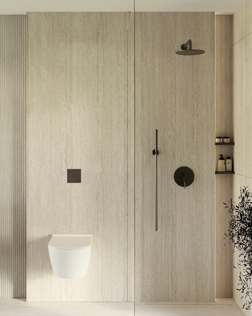 Minimalistyczna łazienka z kabiną prysznicową typu walk-in, beżowe płytki imitujące kamień, podwieszana toaleta i czarne akcenty armatury. Nowoczesny design.