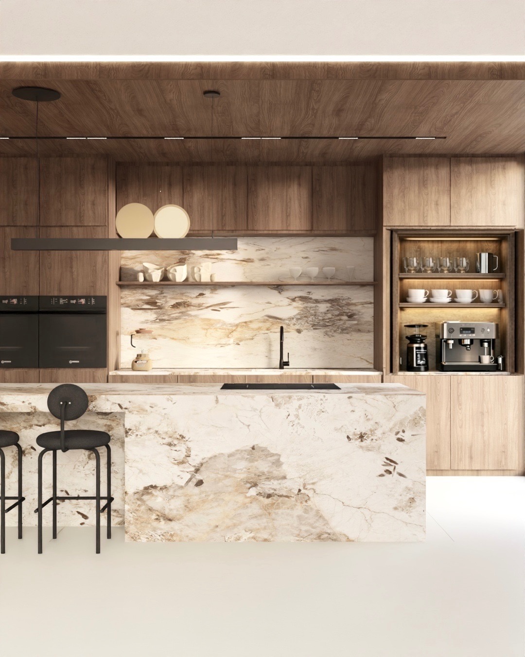 Nowoczesna kuchnia z drewnianymi szafkami i marmurowym blatem wyspowym. Minimalistyczne krzesła barowe i wbudowany ekspres do kawy dodają elegancji.