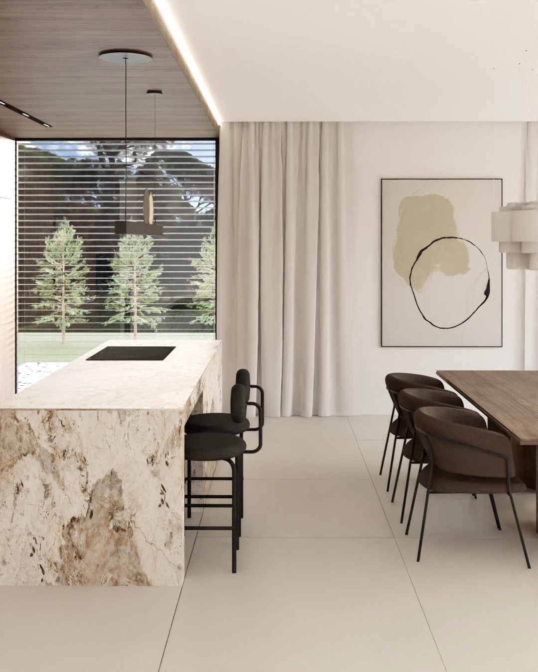 Jasna kuchnia z marmurową wyspą i czarnymi hokerami. Duże okno z widokiem na zieleń. Minimalistyczny design z drewnianym sufitem i abstrakcyjnym obrazem.