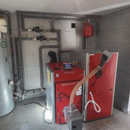 Kotłownia na pellet z kotłem marki Defro oraz zasobnikiem CWU inox 300 litrów.