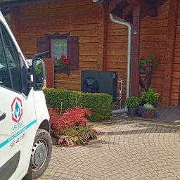 Zamontowana pompa ciepła marki Kospel monoblok w kolorze czarnym.