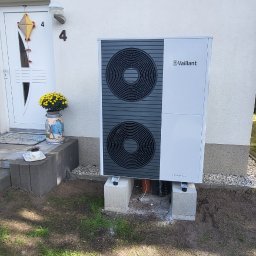 Zamontowana jednostka zewnętrzna pompy ciepła Vaillant w wersji monoblok.