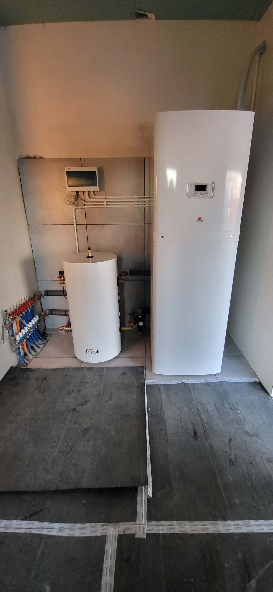 Zamontowana pompa ciepła marki Saunier Duval z wieżą hydrauliczną i buforem.