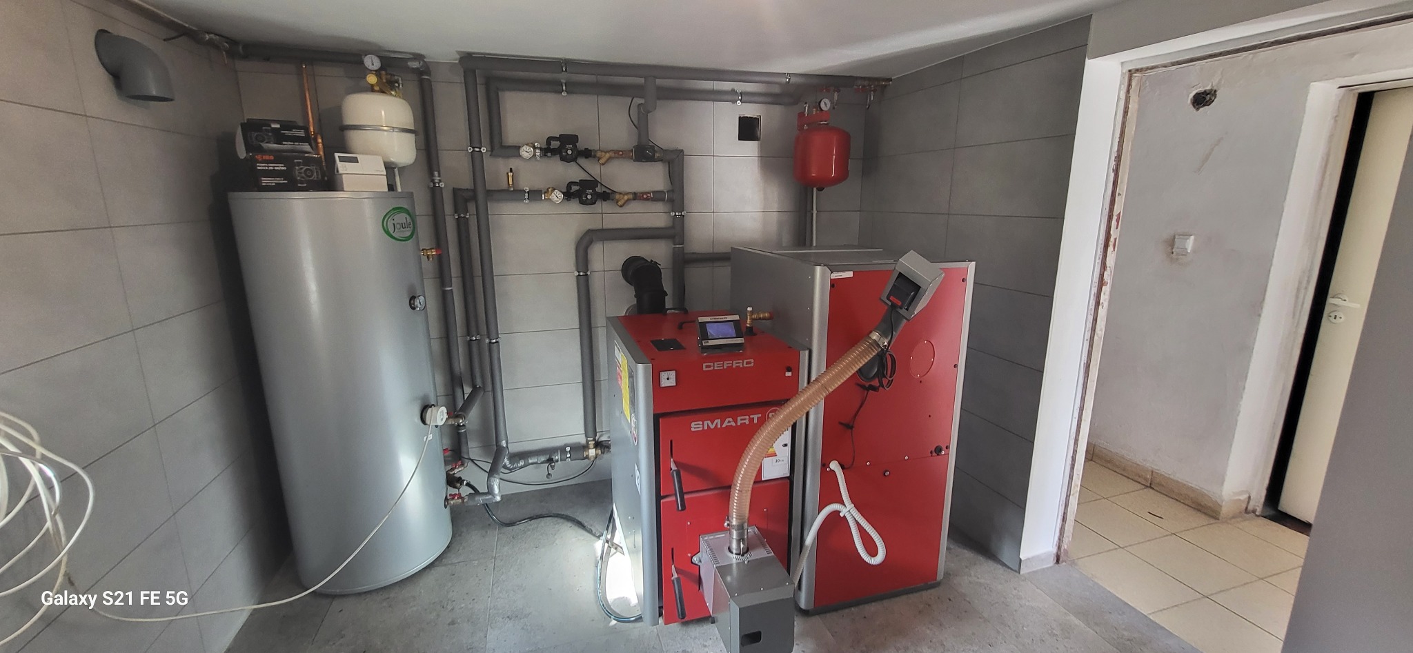 Kotłownia na pellet z kotłem marki Defro oraz zasobnikiem CWU inox 300 litrów.