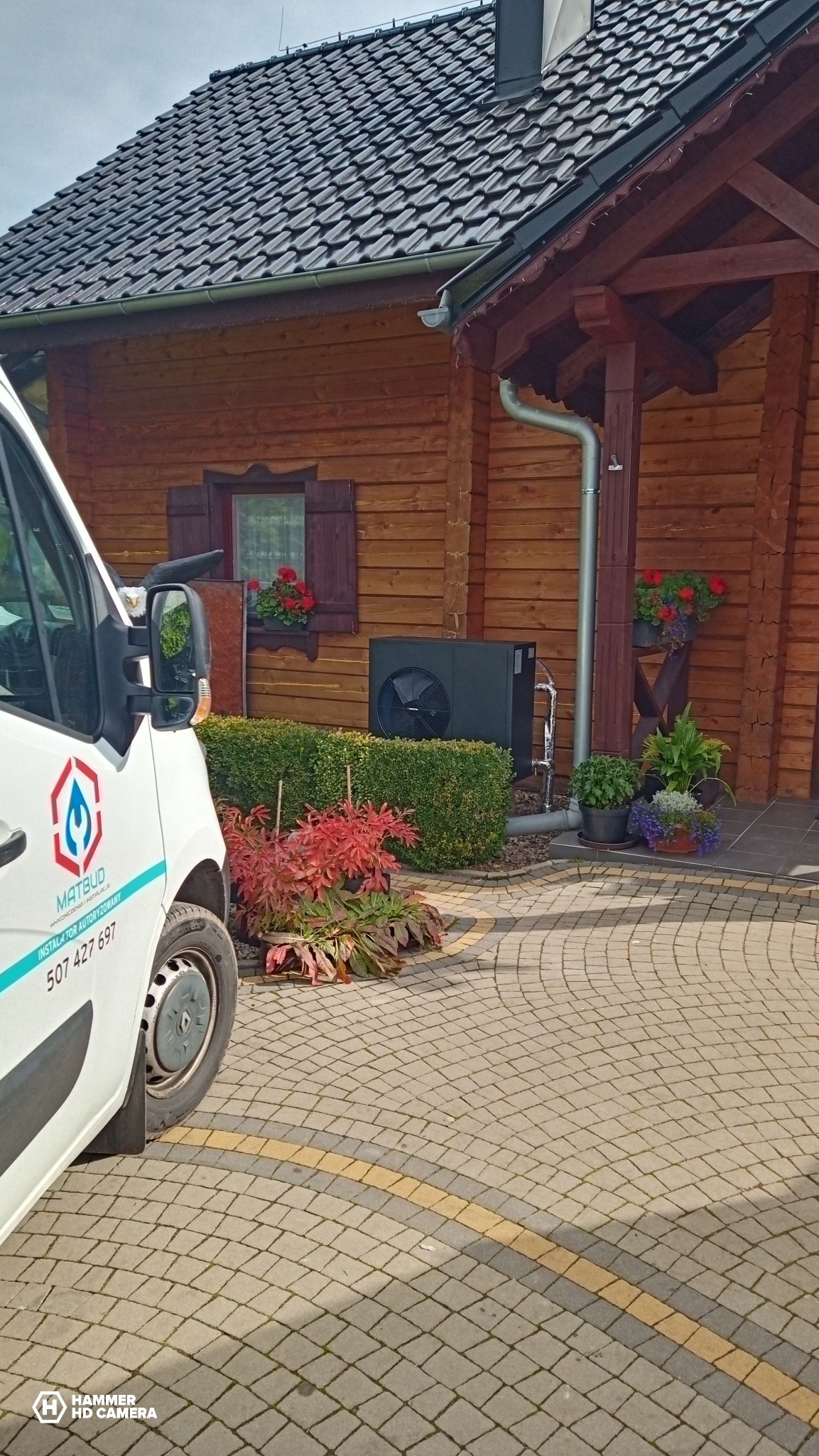 Zamontowana pompa ciepła marki Kospel monoblok w kolorze czarnym.