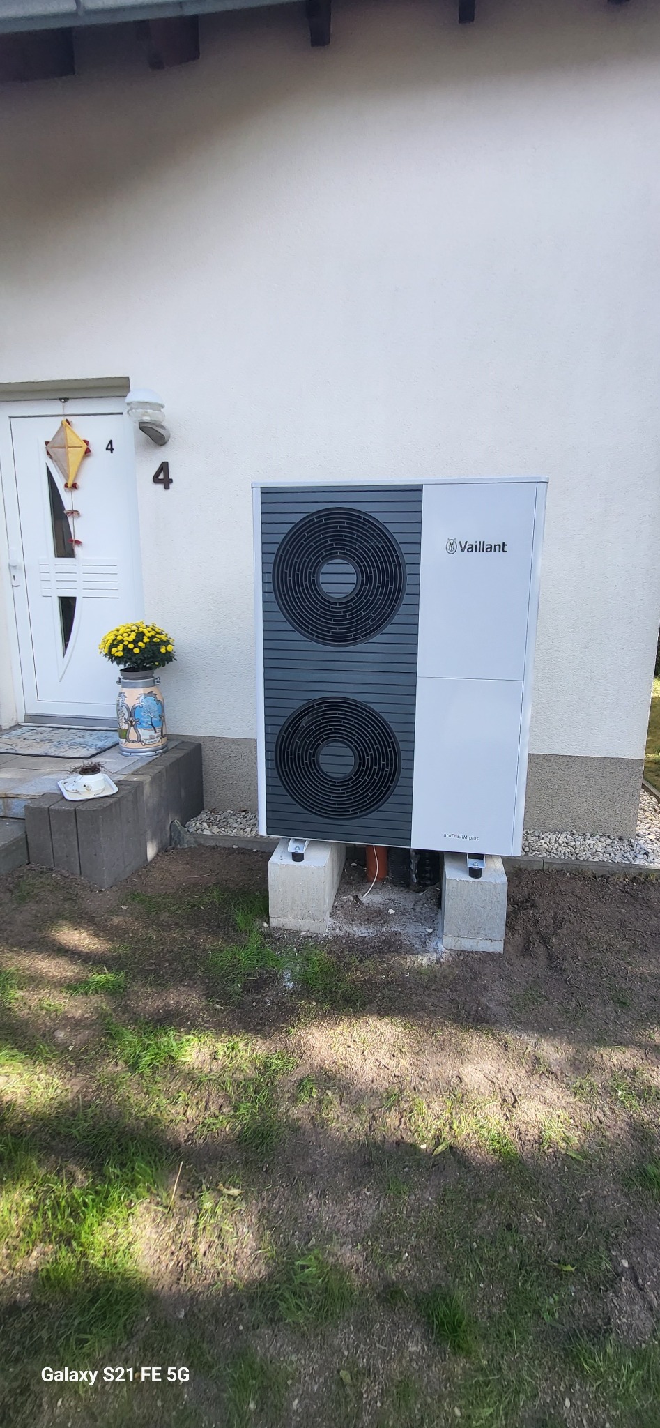 Zamontowana jednostka zewnętrzna pompy ciepła Vaillant w wersji monoblok.