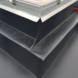 WPIUNIVERSAL - Szczegółowe ujęcie uszczelnienia okna dachowego z czarną, gumową membraną, ukazujące precyzję wykonania i dbałość o detale w izolacji przeciwwodnej.