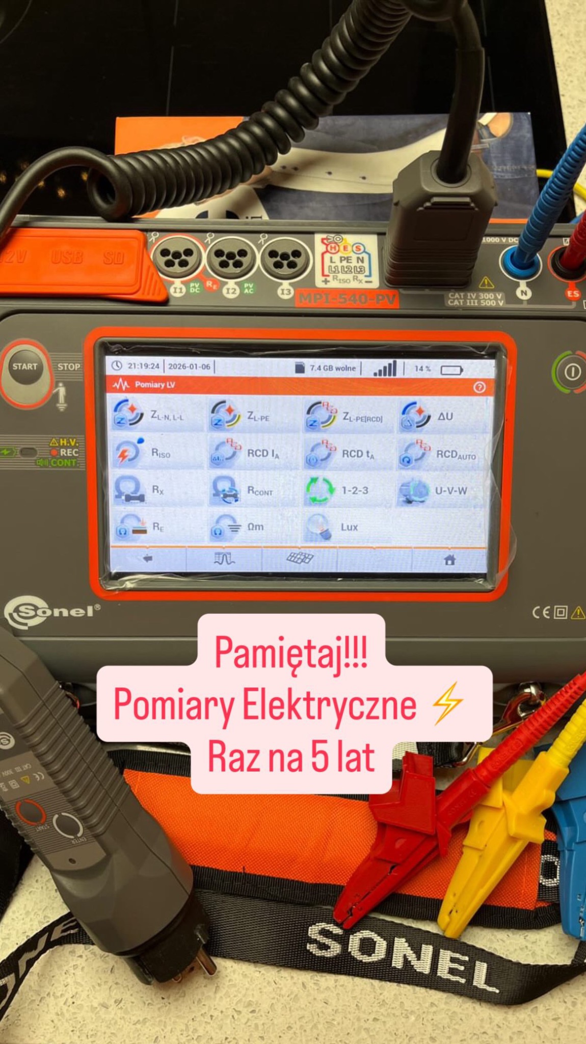Miernik elektryczny Sonel MPI-540-PV z kolorowym wyświetlaczem prezentujący wyniki pomiarów LV. Widoczne kable pomiarowe i informacja o konieczności pomiarów co 5 lat.