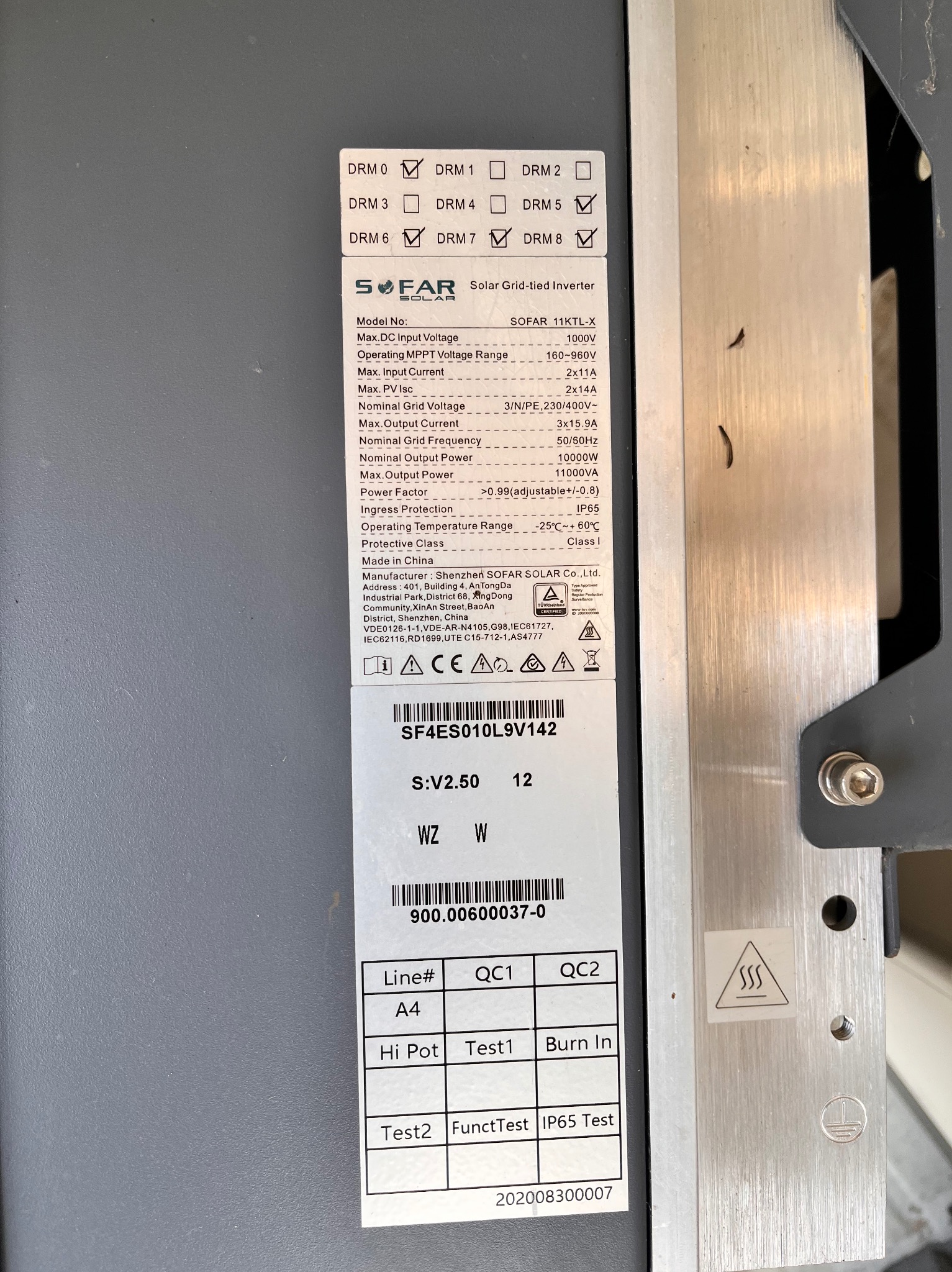 Szczegółowe zbliżenie na tabliczkę znamionową inwertera SOFAR Solar 11KTL-X z parametrami technicznymi i certyfikatami, umieszczoną na szarej obudowie urządzenia.