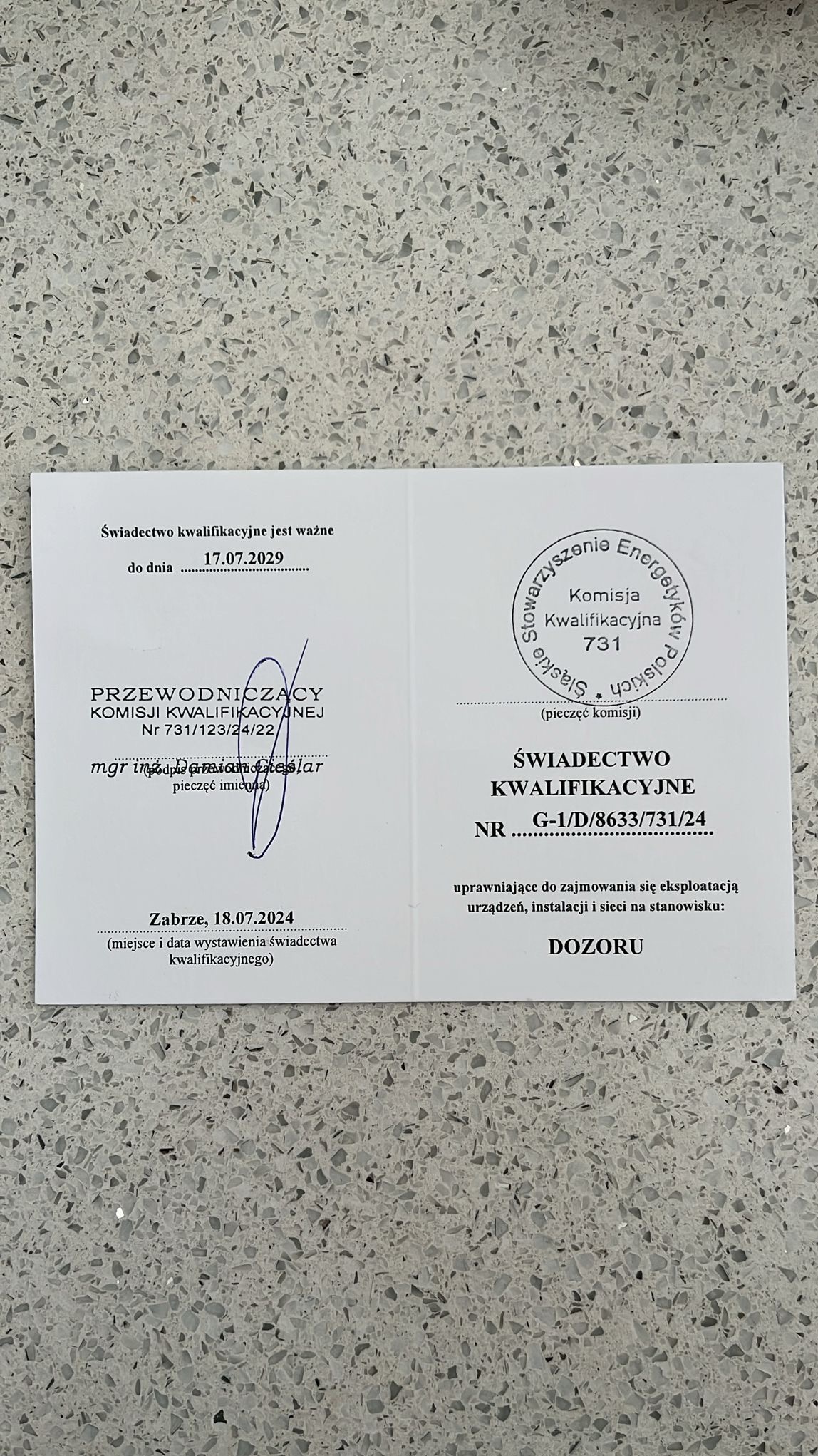 Świadectwo kwalifikacyjne z datą ważności do 17.07.2029, wystawione w Zabrzu 18.07.2024, uprawniające do eksploatacji urządzeń, instalacji i sieci na stanowisku dozoru.