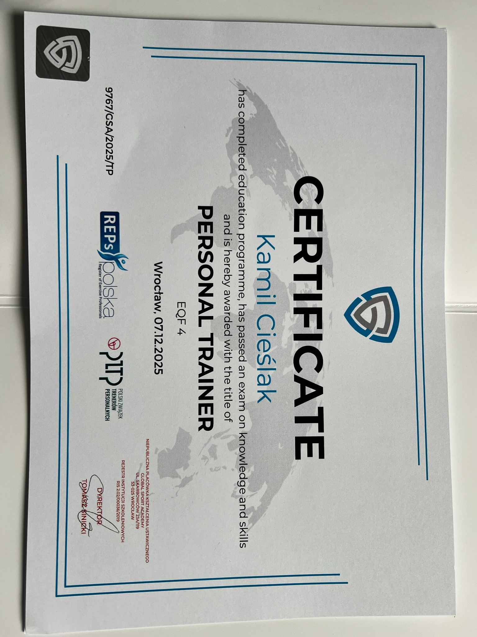 Certyfikat akredytacji REP Polska dla Kamila Cieślaka jako trenera personalnego, potwierdzający umiejętności i uprawnienia do układania spersonalizowanych planów treningowych.