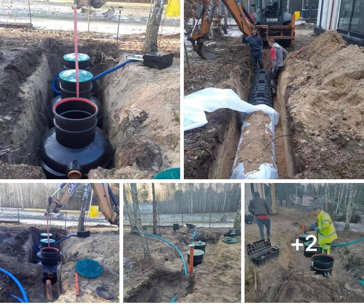 Montaż przydomowej oczyszczalni ścieków: czarne zbiorniki w wykopie, rury łączące, ziemia wokół. Widoczny etap prac ziemnych i instalacyjnych.