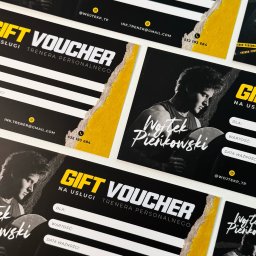 Pixel Sisters - Czarno-białe vouchery prezentowe z żółtym akcentem, oferujące usługi trenera personalnego, z danymi kontaktowymi i miejscem na wpisanie danych obdarowanego.