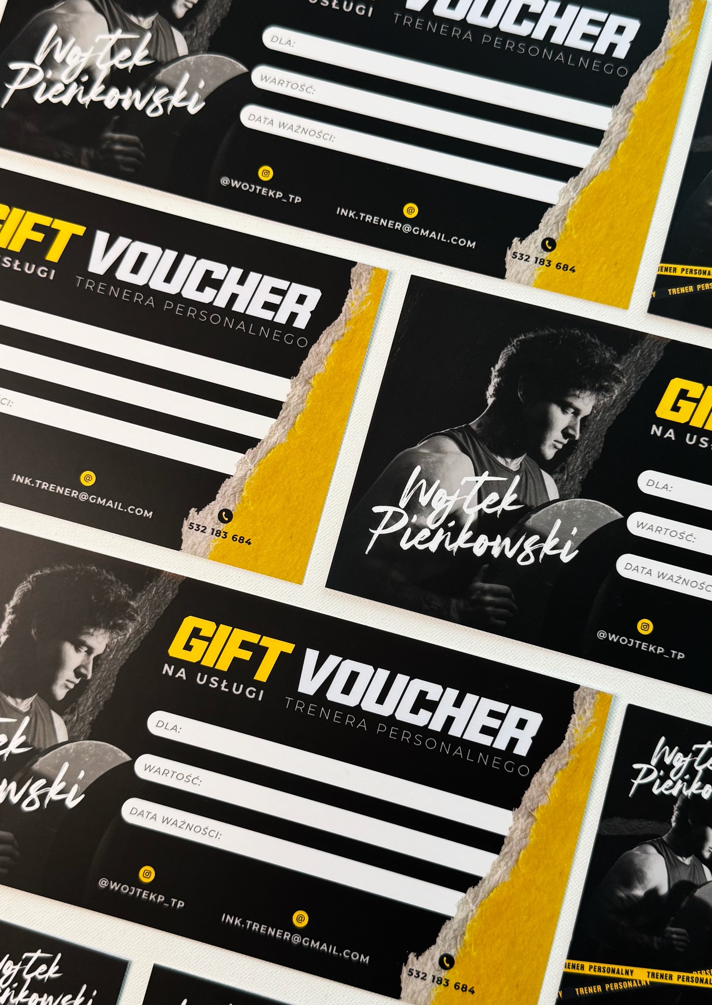 Czarno-białe vouchery prezentowe z żółtym akcentem, oferujące usługi trenera personalnego, z danymi kontaktowymi i miejscem na wpisanie danych obdarowanego.