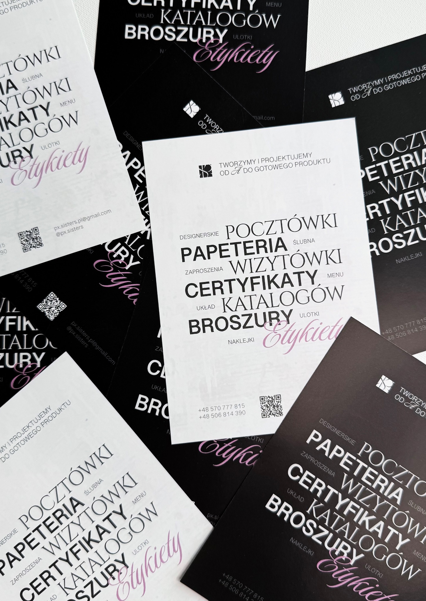 Różne projekty graficzne: wizytówki, ulotki, katalogi, papeteria ślubna, certyfikaty. Czarno-biała kolorystyka z akcentem różowego napisu 'Etykiety'.