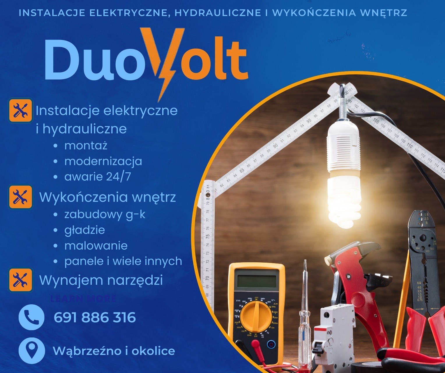Narzędzia elektryczne, miernik i żarówka na drewnianym tle. Reklama firmy DuoVolt oferującej instalacje elektryczne, hydrauliczne i wykończenia wnętrz.