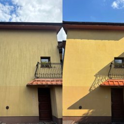 Arkadiusz Lipiec Aligators - Elewacja budynku przed i po myciu. Po lewej stronie widoczne zabrudzenia, po prawej czysta, żółta elewacja. Mały balkon z kutą balustradą i brązowe drzwi wejściowe.