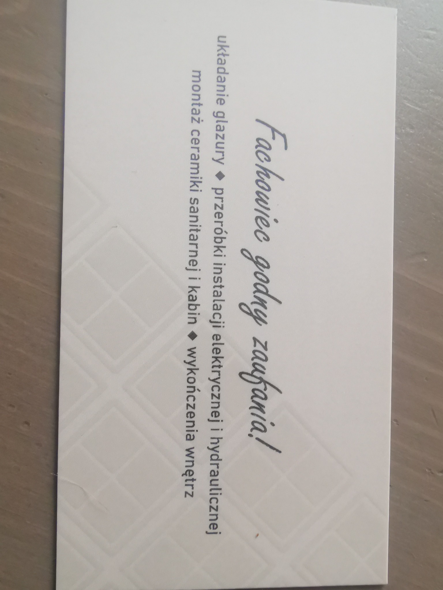 Wizytówka z ofertą: układanie glazury, przeróbki instalacji, montaż ceramiki sanitarnej i wykończenia wnętrz. Napis: Fachowiec godny zaufania!