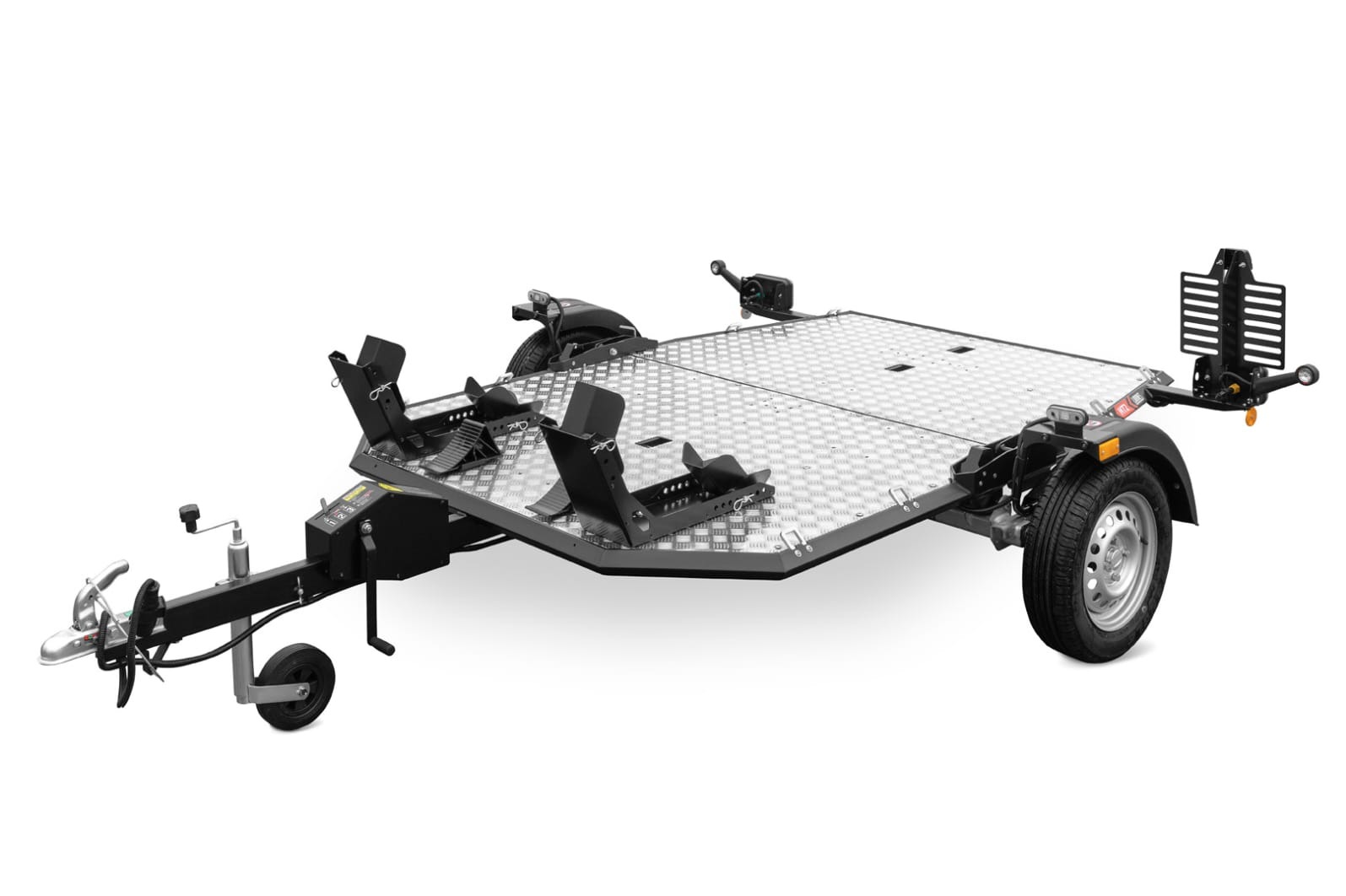 Nowa, czarna przyczepa do transportu motocykli z metalową, srebrną platformą i uchwytami na koła, na białym tle. Widok z boku, lekko z góry.