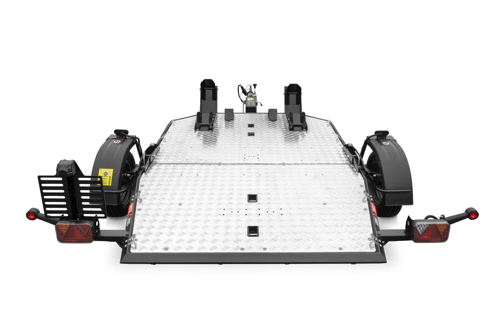 Nowa, aluminiowa laweta samochodowa z czarnymi błotnikami i najazdami, widok z tyłu na białym tle. Platforma z blachy ryflowanej, uchwyty i oświetlenie.