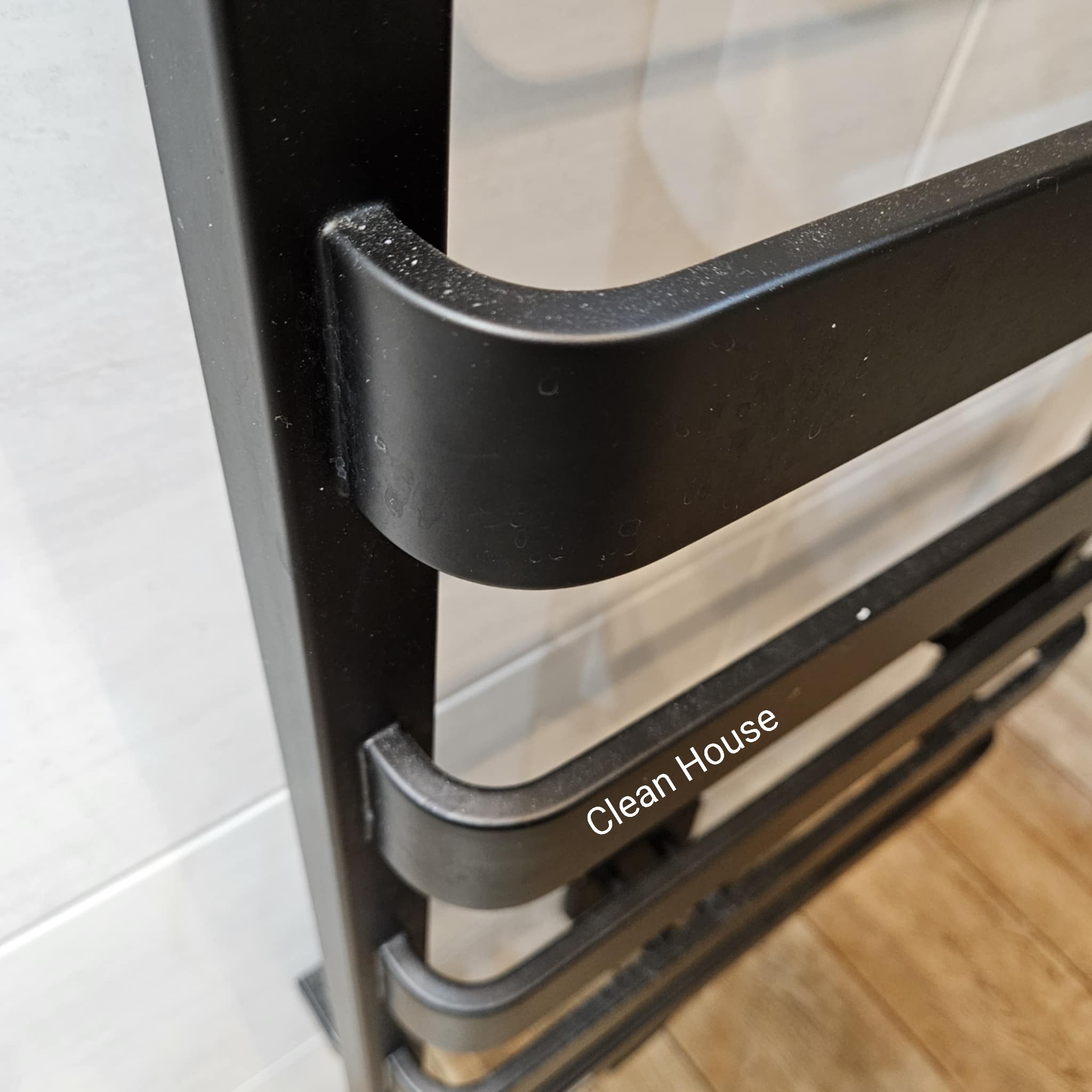 Szczegółowe ujęcie czarnego, metalowego grzejnika łazienkowego przed czyszczeniem, widoczne drobne zabrudzenia. Usługi porządkowe Wierzchosławice.