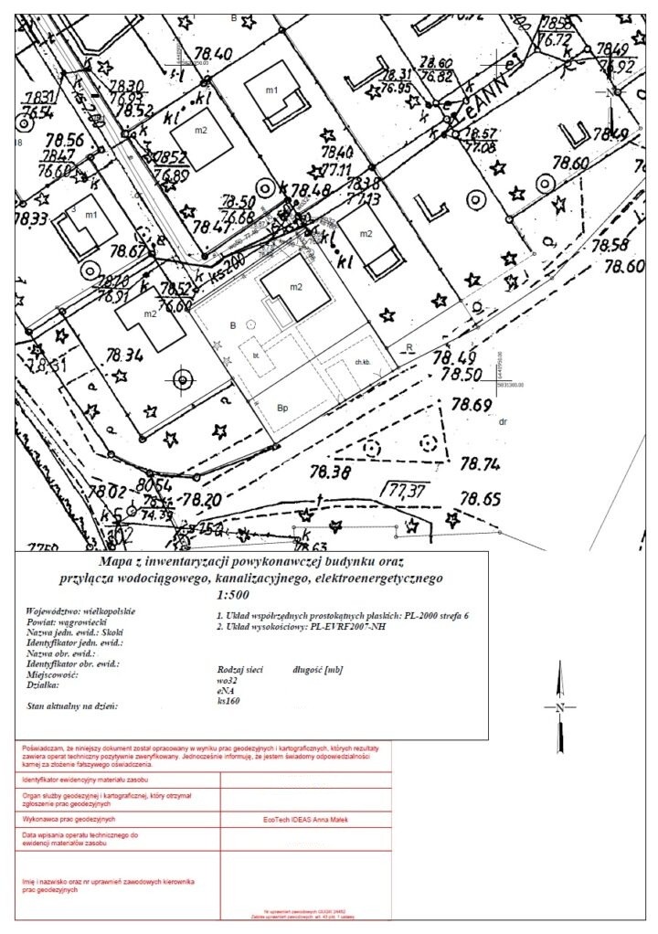 Mapa inwentaryzacyjna powykonawcza budynku z przyłączami wodociągowymi, kanalizacyjnymi i elektroenergetycznymi w skali 1:500. Zawiera dane ewidencyjne i geodezyjne.
