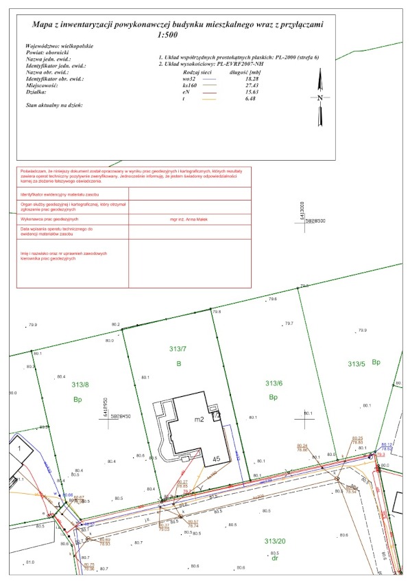 Mapa inwentaryzacji powykonawczej budynku mieszkalnego z przyłączami, skala 1:500. Zawiera dane geodezyjne, numery działek, obrys budynku i informacje o sieciach.