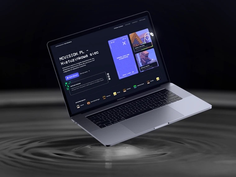 Laptop MacBook Pro z wyświetloną stroną internetową mcvision.pl na ciemnym tle z efektem falowania wody. Prezentacja strony internetowej w nowoczesnym stylu.