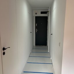 Ukryte drzwi - które naprawdę są ukryte i nie wystają. Fugi białe zabezpieczone przez zabrudzeniami na czas montażu mebli 