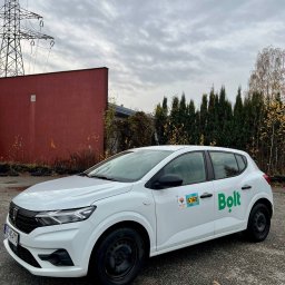 Dacia Sandero 2021 to jeden z najbardziej ekonomicznych i niezawodnych modeli w swojej klasie, dzięki czemu doskonale sprawdza się w pracy w aplikacjach taxi. Samochód jest znany z niskiego zużycia paliwa, prostoty konstrukcji oraz taniego serwisowania.